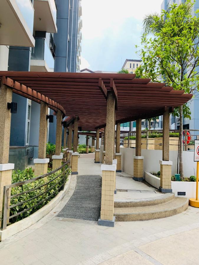 One Palm Tree - 5th Fl With Balcony - Across Terminal 3 Airport Apartment Manila